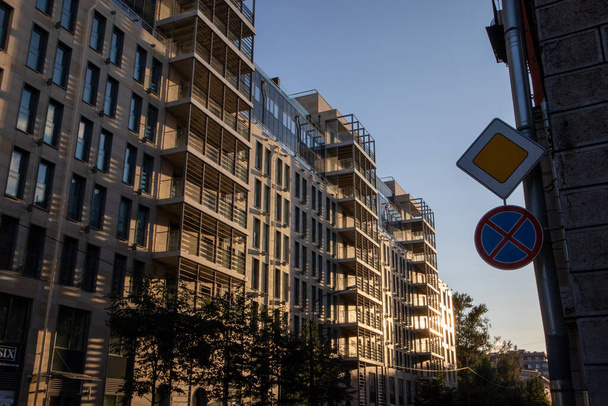 urban photo with apartment buildings in the evening - Foto, Imagem