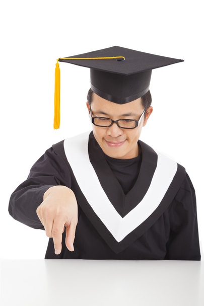 улыбающийся выпускник сфокусировал свои пальцы, чтобы поймать
 - Фото, изображение