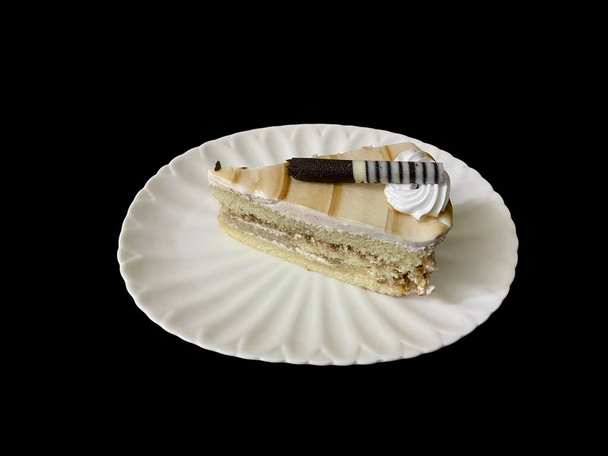 Шоколадный пирог с ирисом и пирожные, готовые к подаче в тарелке - Фото, изображение