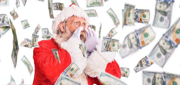 Oude senior man met grijs haar en lange baard in traditionele kerstman kostuum schreeuwen boos hardop met handen over de mond - Foto, afbeelding