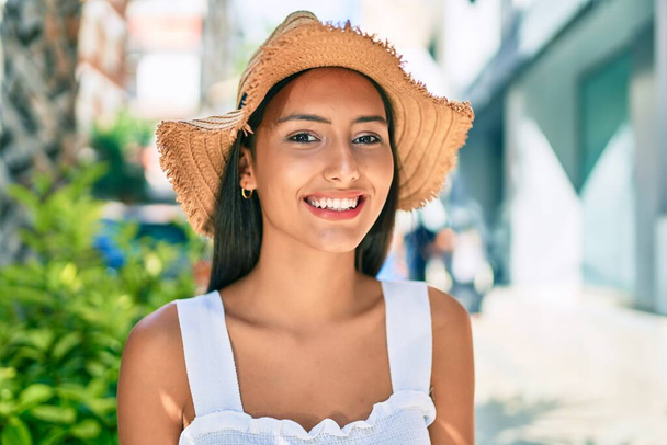 Nuori latino tyttö yllään kesän tyyli ja hymyillen onnellinen kadulla kaupungin. - Valokuva, kuva