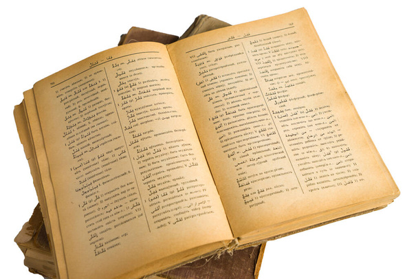 Vecchio libro arabo aperto isolato su bianco, primo piano - Foto, immagini