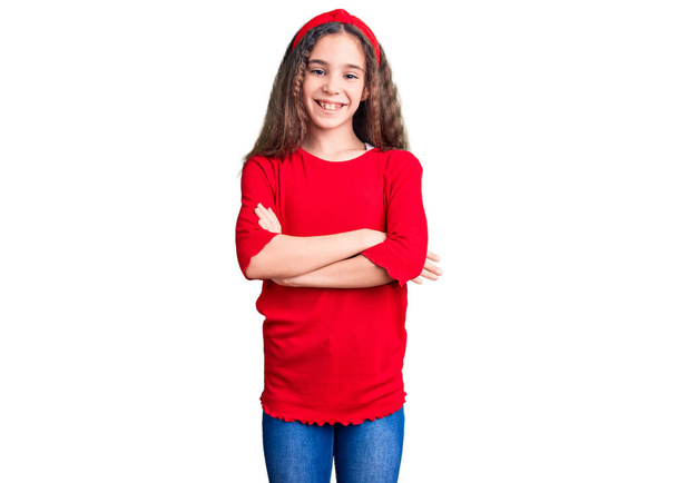 Menina criança hispânica bonito vestindo roupas casuais rosto feliz sorrindo com braços cruzados olhando para a câmera. pessoa positiva.  - Foto, Imagem