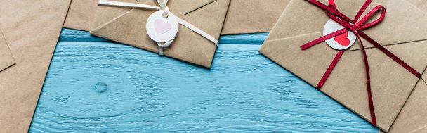 vue de dessus du fond bleu en bois avec enveloppes et coeurs, vue panoramique - Photo, image