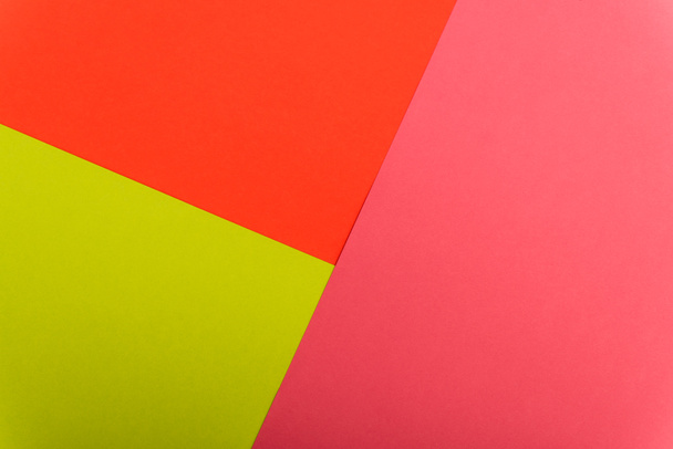 Draufsicht auf bunten abstrakten roten, grünen und rosa Papierhintergrund - Foto, Bild