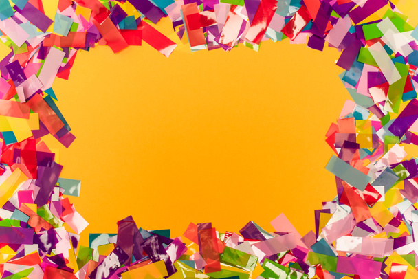 vista superior de quadro de confete brilhante colorido no fundo laranja - Foto, Imagem