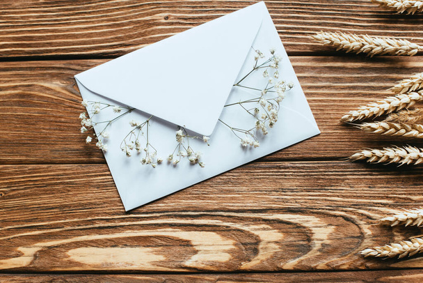 vista superior do envelope com flores silvestres secas em fundo de madeira - Foto, Imagem