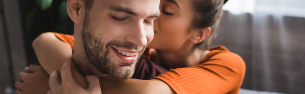 tendre femme embrassant petit ami heureux et chuchotant dans son oreille, bannière - Photo, image