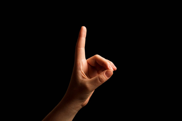 Mostrando a mano el signo del alfabeto D en el lenguaje de señas americano (ASL), aislado sobre fondo negro. Lengua de signos - Foto, Imagen