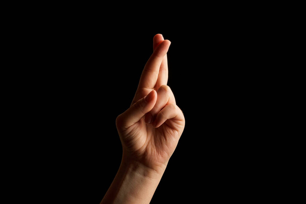 Ruční zobrazování znamení R abecedy v americkém znakovém jazyce (ASL), izolované na černém pozadí. Jazyk znaku - Fotografie, Obrázek