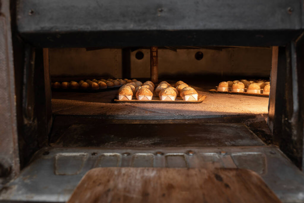Δίσκος cupcakes μέσα σε πέτρινο φούρνο - Φωτογραφία, εικόνα