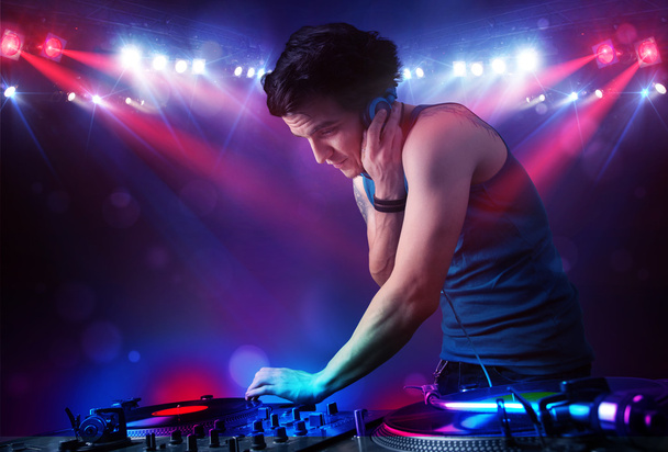 Adolescente dj mezcla de registros delante de una multitud en el escenario
 - Foto, Imagen