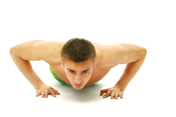 Young man making push-ups - Foto, afbeelding