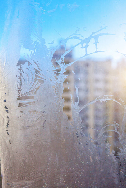 Donmuş kış penceresi, parlak buz desenli. Noel mucizesi sembolü, soyut arka plan. Kuzey sıcaklığı aşırı düşük, buz gibi camlarda doğal kar, açık havada serin kış havası - Fotoğraf, Görsel