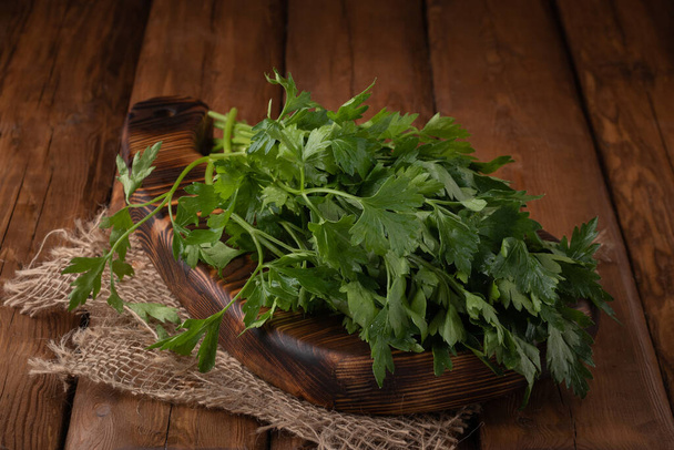 Öko zöldségek - friss cilantro fából készült háttér, vegán ételek - Fotó, kép