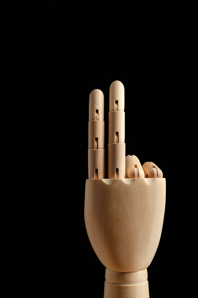 La mano di legno di manichino per disegno mostra due dita su uno sfondo nero. Imparare a contare - due. Vista laterale. Modello d'arte per il disegno. Parte del corpo - mano, pennello. - Foto, immagini