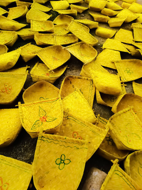 Mooie en kleurrijke handgemaakte winnowing fans in bamboe markt in India - Foto, afbeelding