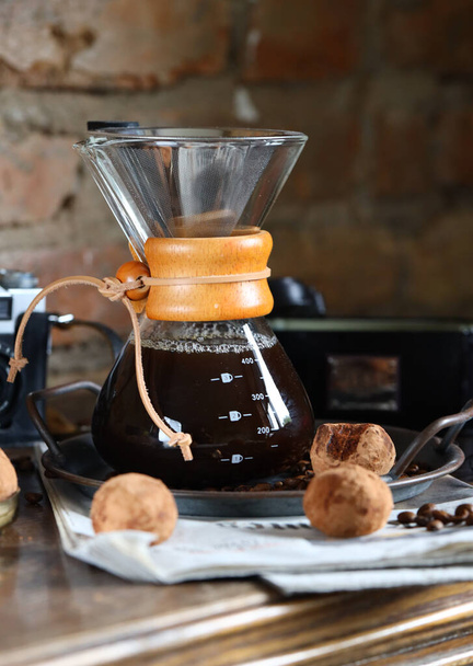Stillleben Kaffeekanne kemeks mit Pralinen - Foto, Bild