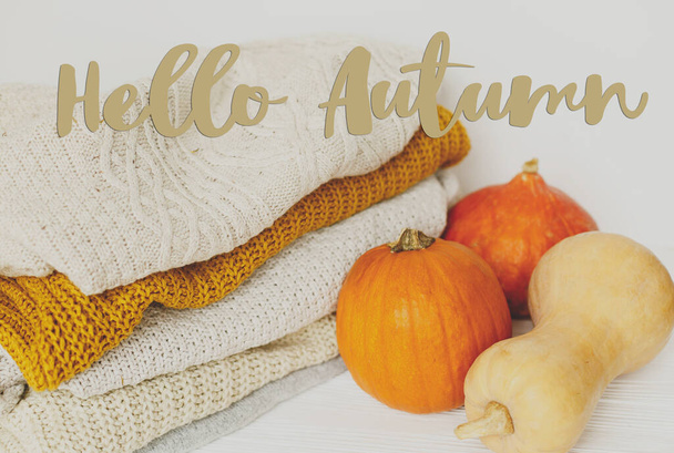 Witam Jesienny tekst na przytulnym dzianiny swetry i dynie na białym tle. Nowoczesna pocztówka jesienna. Witamy Jesień - Zdjęcie, obraz