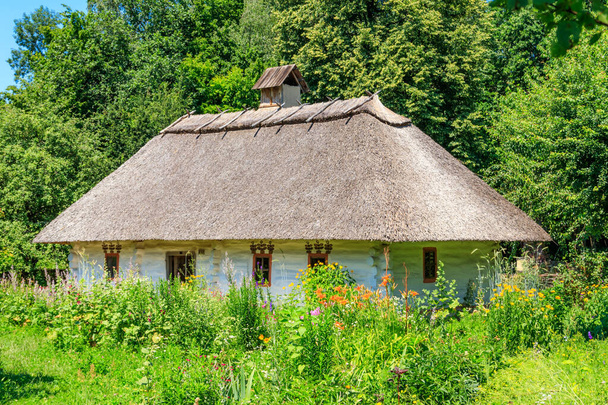Αρχαίο παραδοσιακό ουκρανικό αγροτικό σπίτι στο χωριό Πιροχίβ (Πιρογκόβο) κοντά στο Κίεβο, Ουκρανία - Φωτογραφία, εικόνα