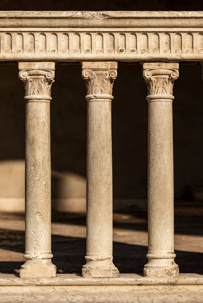 Nahaufnahme einer antiken Marmorbrüstung in der Innenstadt von Verona (Piazza dei Signori), UNESCO-Weltkulturerbe, Venetien, Italien, Europa. - Foto, Bild