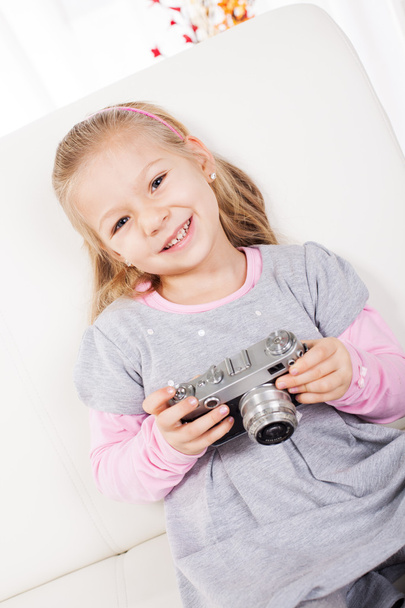 κοριτσάκι με μια κάμερας ρετρό - Φωτογραφία, εικόνα