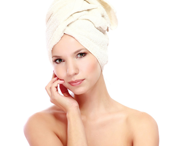 γυναίκα με λευκή πετσέτα στο κεφάλι της - Φωτογραφία, εικόνα