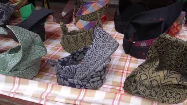Tengkolok kalapok kiállítása az asztalnál a kiállítás alatt. - Felvétel, videó