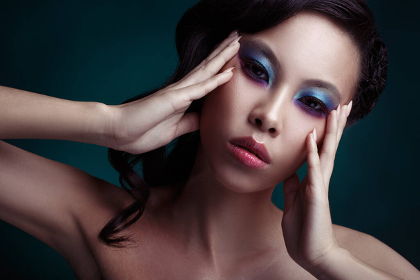 Beauty portrait of a sensual Asian girl with bright evening make-up. - Foto, immagini
