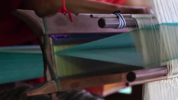 Mujer de cámara lenta trabajando en la máquina de tejer para tejer tela hecha a mano. Tejido textil. Tejer con telar tradicional tejido a mano en hilos de algodón. Producción textil o de tela. Cultura asiática. - Imágenes, Vídeo