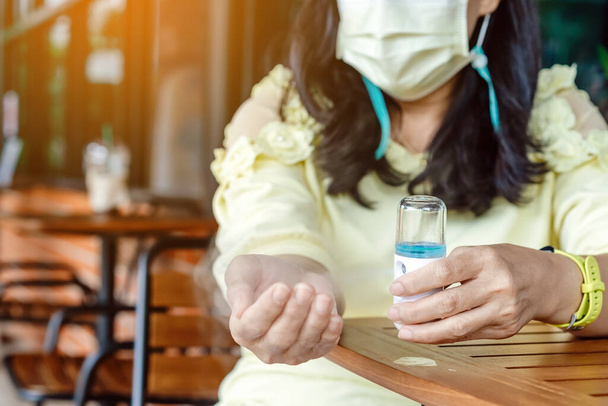 Corona virüsünün (Covid-19) müşterilere hizmet etmesini önlemek için el temizleme için alkol nano spreyi. Modern sağlık teknolojisi. Yeni normal yaşam tarzı. Seçici odak - Fotoğraf, Görsel