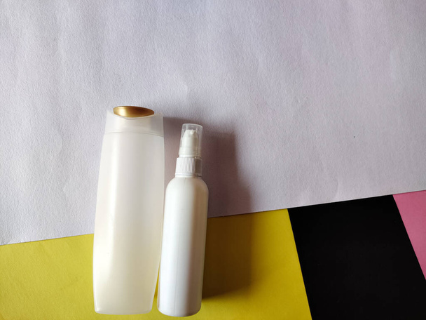 Witte spray dispenser fles en shampoo fles. Geïsoleerd op witte achtergrond.Mock up voor branding, reclame - Foto, afbeelding
