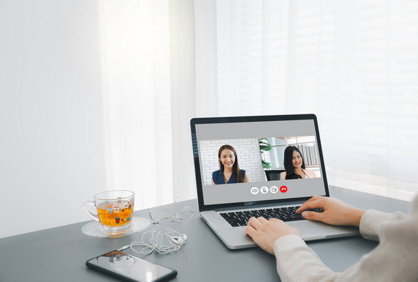γυναίκα χέρια στο laptop με βίντεο confernce οθόνη, ενώ εργάζονται από το σπίτι κατά τη διάρκεια covid-19, online meeting concept - Φωτογραφία, εικόνα