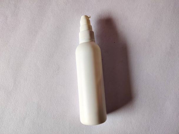 Botella dispensadora de spray blanco para productos cosméticos. Aislado sobre fondo blanco.Mock para el branding, publicidad - Foto, Imagen