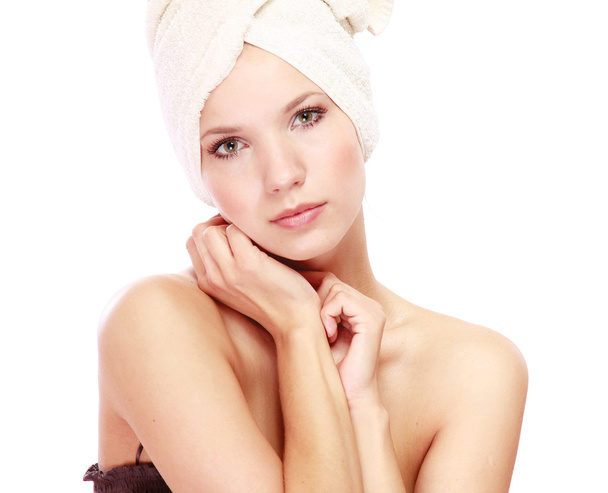 mujer con toalla blanca en la cabeza
 - Foto, Imagen