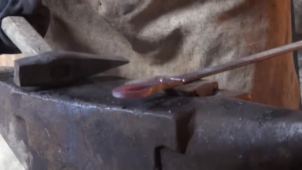 Herrero está martillando pedazo de hierro al rojo vivo
 - Imágenes, Vídeo