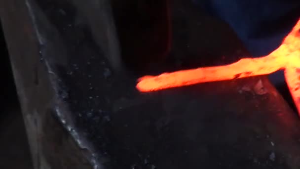 Kovács kalapálás vörösen izzó darab vas - Felvétel, videó