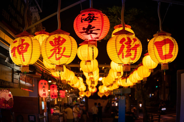 Lanterni zavěsili na ulici v Tainanu. Se jménem ulice, na které jsou nálepky. Název označující červenou lucernu znamená modlit se za bezpečnost moře. - Fotografie, Obrázek