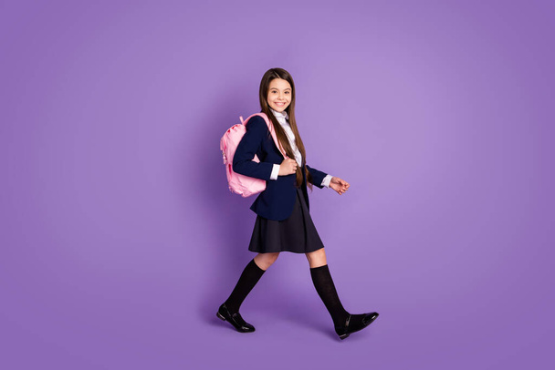 Pleine longueur profil taille du corps vue de côté d'elle elle attrayant gai petit écolier retourner à l'école nouvelle saison semestre isolé violet lilas violet couleur pastel fond - Photo, image