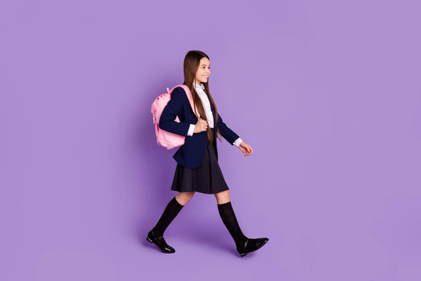 フル長さボディサイズプロフィール側表示の彼女の魅力的な陽気な陽気なコンテンツ女子高生戻って学校秋の秋の隔離された紫色のパステルカラーの背景 - 写真・画像