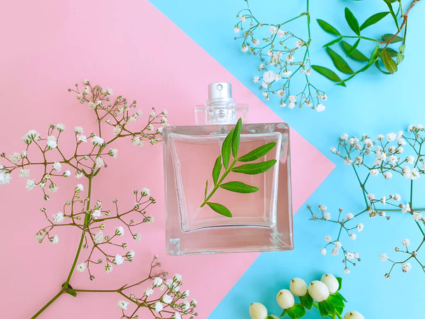 bottle perfume flower on a colored background - Valokuva, kuva