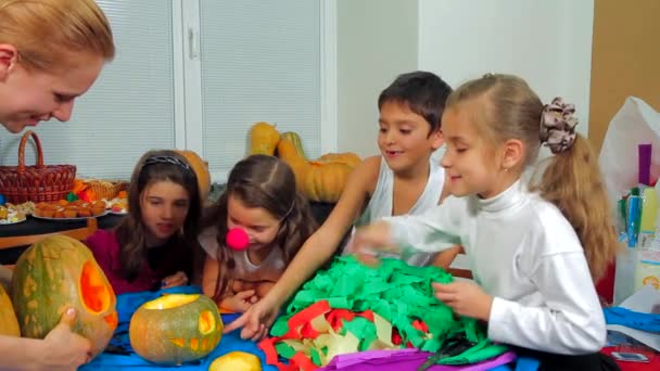дети и женщина готовятся к Хэллоуину - Кадры, видео