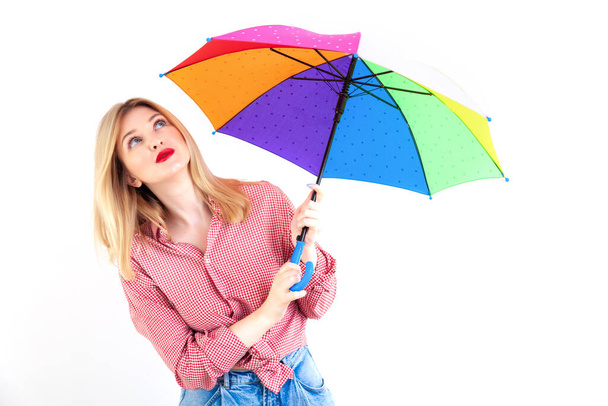 Giovane bella donna che tiene ombrello colorato su sfondo bianco - Foto, immagini