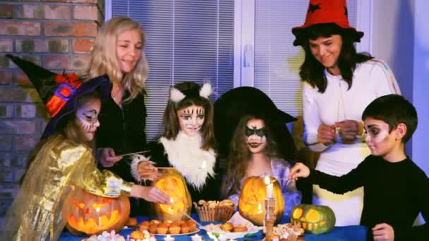 Kinder in Halloween-Kostümen zünden Kerzen an - Filmmaterial, Video