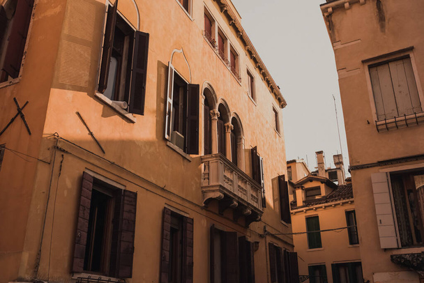 ヴェネツィアの建築とランドマーク、イタリアの狭い通り - 写真・画像