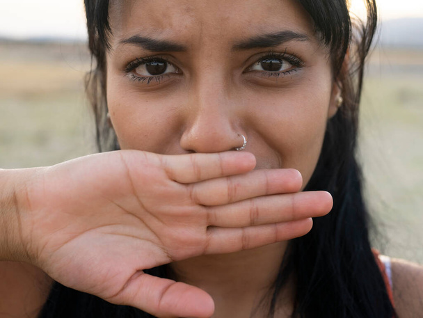 fiatal lány a kezét a szája előtt - Fotó, kép