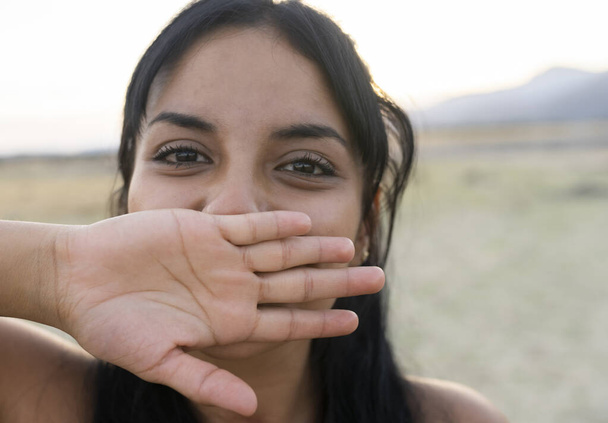 młoda dziewczyna z rękami przed ustami - Zdjęcie, obraz
