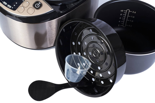 Automatische multicooker en accessoires set geïsoleerd op een witte achtergrond. Modern kooktoestel en handige verwisselbare accessoires. - Foto, afbeelding