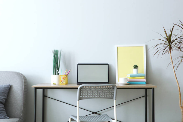 Pracoviště s moderním notebookem v interiéru místnosti - Fotografie, Obrázek