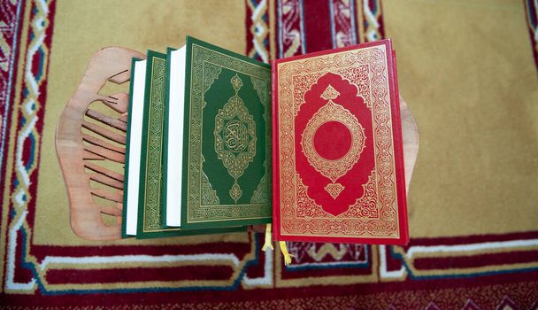 grupo de libros del Corán sobre una alfombra en una sinagoga - Foto, imagen